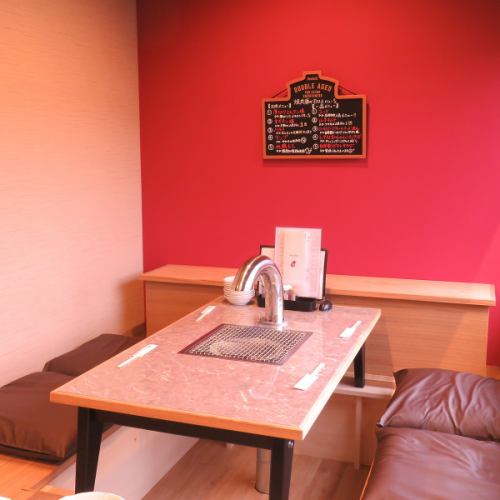 How about enjoying yakiniku in a modern corner seat with a red wall?