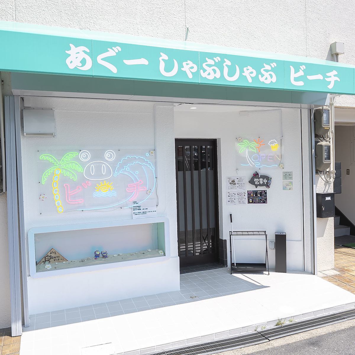 店内は賑やかな雰囲気でお食事にお酒とお楽しみいただけます！