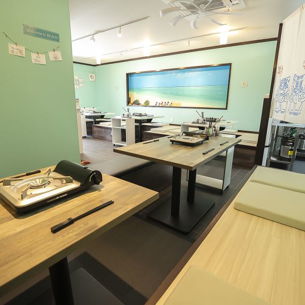 【沖縄の海を感じるお洒落な店内】海をテーマにしたデザインが印象的な店内は、開放感がありながらも落ち着いた雰囲気。美味しいしゃぶしゃぶを楽しみながら、沖縄の風を感じるひとときを提供します。友人や大切な人との素敵な時間をお楽しみください♪