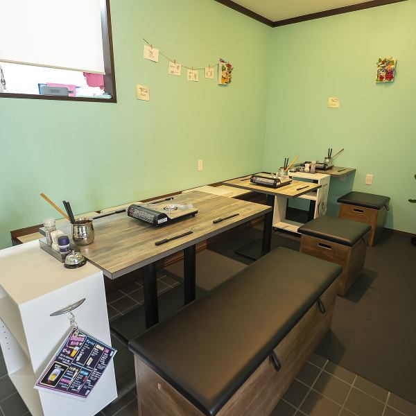 【居心地の良さが魅力！】すっきりとしたデザインの店内は、落ち着いた雰囲気で居心地抜群。友人との楽しい会話や、家族との団らんを楽しむのに最適な場所です。心温まる食事と共に、特別な時間を過ごせます！