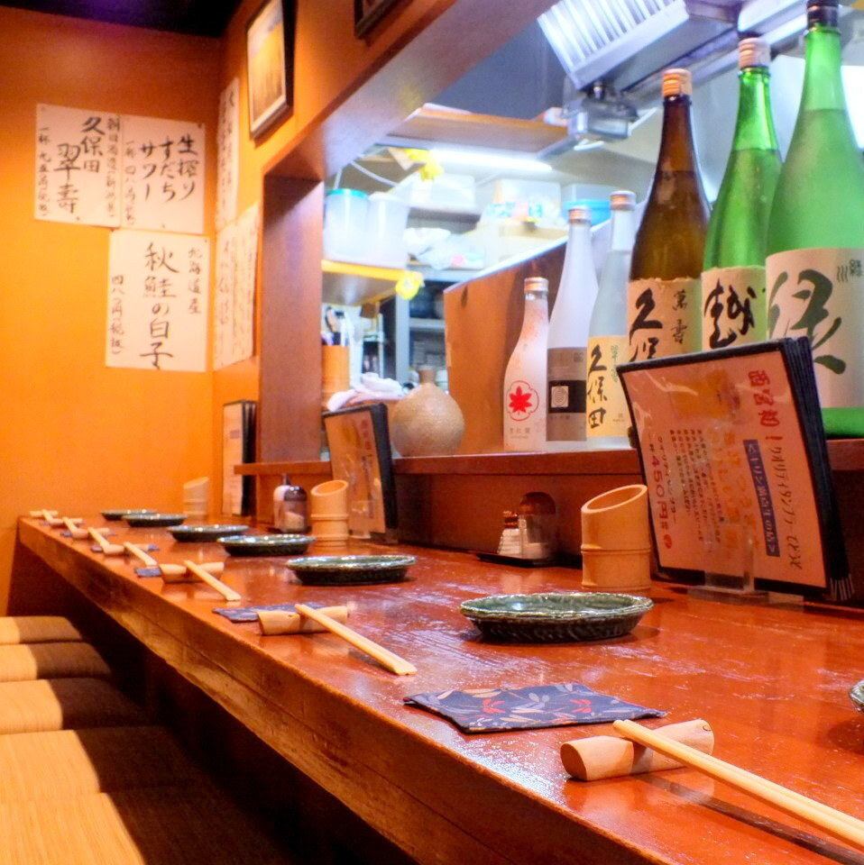 お一人でも座りやすいカウンター席や広々とした掘りごたつ席あり