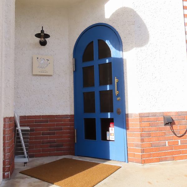 昼から気軽に一杯楽しめる、明るく開放的な雰囲気のイタリア食堂です♪イタリア直輸入の食材と、地元で採れた新鮮な食材をバランスよく取り入れ、素材の味をいかした料理をご提供。友人とのランチや休日のご褒美にもおすすめです！