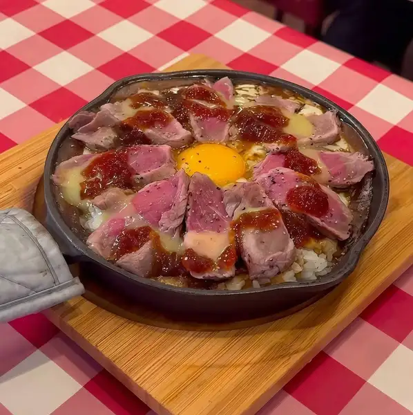【インパクト絶大!】優勝カレー×とろけるローストビーフの贅沢共演「ローストビーフドーン!!」