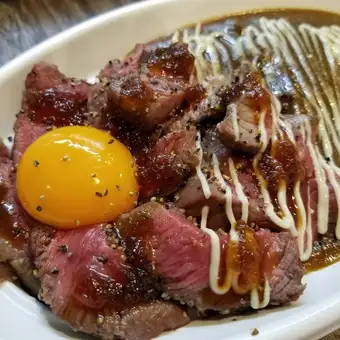 テイクアウト限定メニュー◆炙りマヨトッピングローストビーフカレー丼