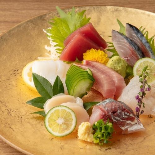 毎日鮮度抜群の魚介類を仕入れ！新鮮なお刺身とお寿司をご堪能下さい！！