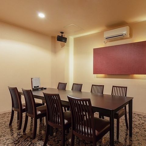 차분한 분위기의 8인용 개인실석을 완비하고 있습니다.