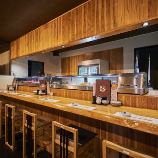 店主との会話や一人飲みも楽しめる席です♪常連さんはもちろん、初めての方でも気軽に座れて、料理やお酒の話が弾みます。仕事帰りの一杯や、自分時間をゆっくり過ごしたい夜にもぴったり。店主との距離が近いのもカウンターならではの魅力です。