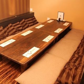 8名様掛けの個室席は周りを気にせず、ゆったり食事も会話も楽しめます♪お仕事帰りのちょっとした飲み会やデート、女子会や忘新年会、懇親会など様々なシーンにご利用ください。各種ご宴会のご予約承り中!