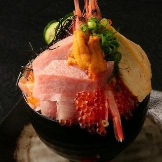 特上海鮮のせすぎ丼黄身のせ/特上海鮮のせすぎ丼