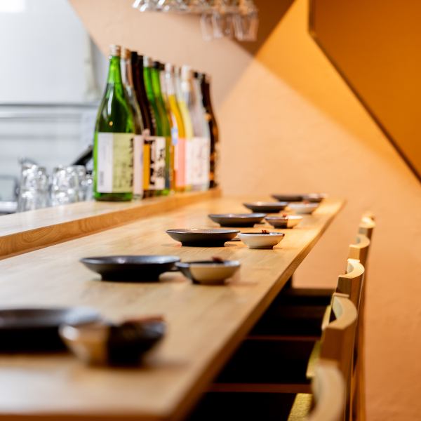 【1Fカウンター席】 ライブ感あるオープンキッチンのカウンター席。常連様に人気のカウンター席。お一人様からでもお気軽にお越しください♪