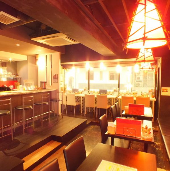 Minato Motomachi Station 1 min. Walk.On the second floor in Motomachi shopping street.In the store of all 21 seats feels warm, the counter also has 5 seats.For lunch as well as a space suitable for evening party use ♪ Please consult a charter.