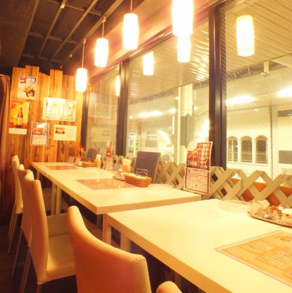 The seats on the window side overlooking the Nishimoto-cho shopping area are perfect to settle by one person or a couple.Ideal for lunch and walking ♪