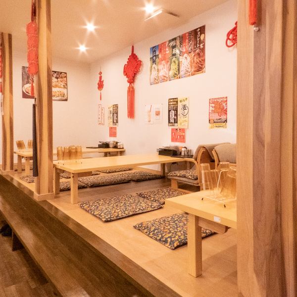 異国情緒を感じるインテリアが店内に散りばめられており、見ているだけで楽しい気分になれちゃう当店♪居心地抜群のお座敷席は時間を忘れてゆったりとお寛ぎいただけます！ご家族やご宴会など様々なシーンでご利用ください☆