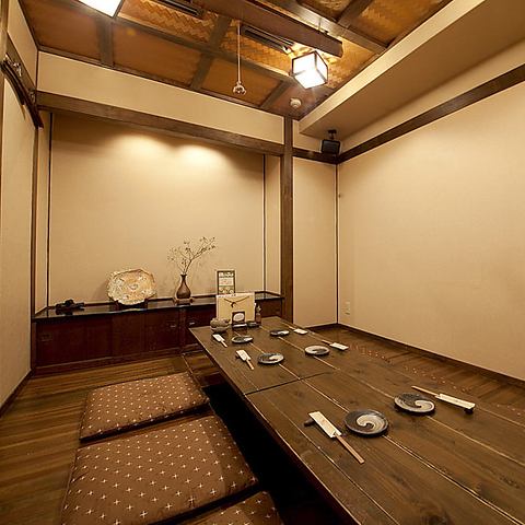 [From 4 people] The most popular private room! Make your reservation early... You can also use the partition as a semi-private room.We offer a spacious space with an alcove.A completely private room recommended for girls' nights out, birthday parties, and drinking parties with friends! Spend a fun time enjoying handmade tofu and shabu-shabu in the hori-kotatsu style.(Sannomiya Izakaya Japanese food private room)