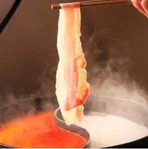 美肌豆漿2色涮鍋 採用含有玻尿酸的特殊豆漿製成