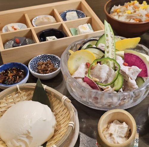 每月特餐：八月主菜：冷三田猪肉和香菜涮锅