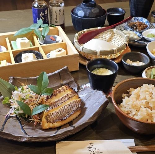 每月特供：一月主菜：柚子酱烤明石鲷鱼