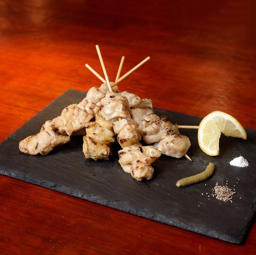 Enjoy slowly grilled chicken over charcoal ◎5-piece skewer 980 yen (tax included)
