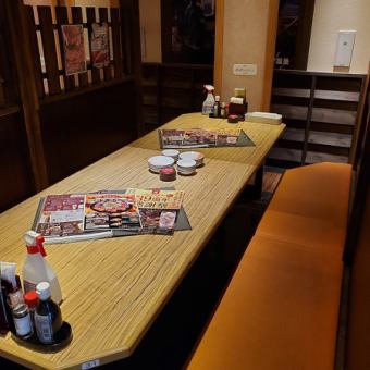 친구와의 회식이나 가족의 식사에도 딱 맞는 차분한 일본식 공간의 개인실.프라이빗한 시간을 느긋하게 편히 쉬십시오.(사진은 8명석)