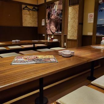 신발을 벗고 릴렉스 할 수 있는 파고타츠의 자리입니다♪ 따뜻한 조명이 차분한 일본식 공간을 연출.천천히 식사를 즐기십시오.