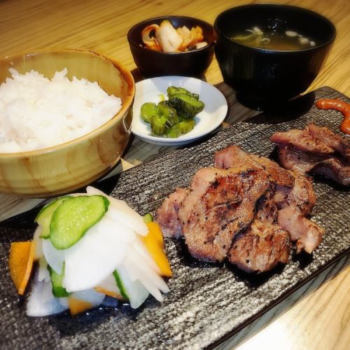 Sendai's specialty [Thick-sliced Sendai beef tongue grilled set meal] Outstanding flavor!