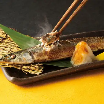 Grilled saury with salt
