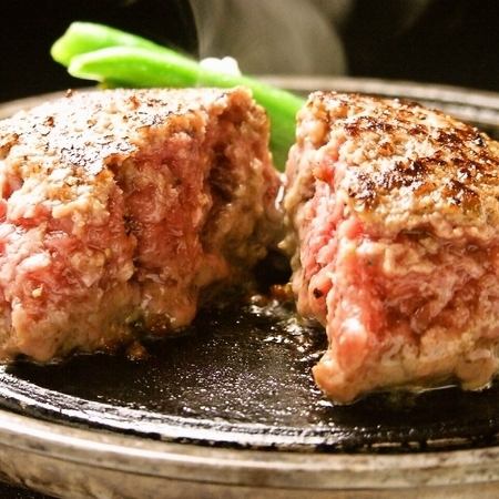 A melt-in-the-mouth hamburger made from 100% Japanese black beef and domestic beef.