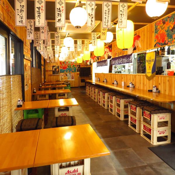広々とした店内には様々なスタイルのお席をご用意。頭上のメニューはアットホームな雰囲気を感じてもらいたいから手書きでご用意♪イチオシメニューをお選びください！気になったメニューがありましたらスタッフまでお気軽にお声かけを♪