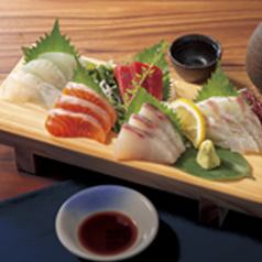 全国から選りすぐった鮮魚と本まぐろが自慢