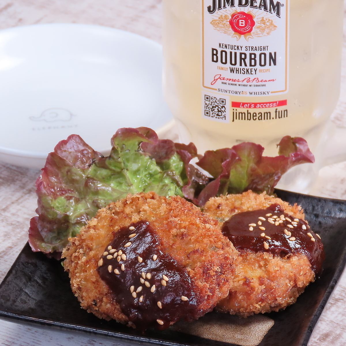 餃子の餡をメンチカツ風に仕上げた大判餃子メンチかつ！