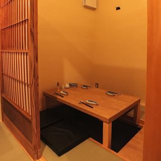 5部屋ある個室は４名様から２６名様まで様々な用途でご案内できます。デートや、接待などにいかがですか？