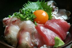 Bowl of rice topped with sashimi