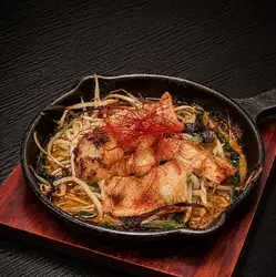 Grilled beef offal (with spicy miso sauce)