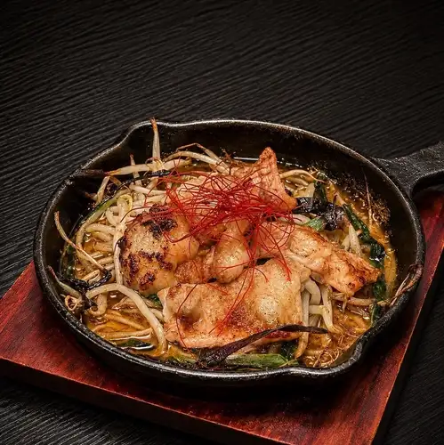 Grilled beef offal (with spicy miso sauce)