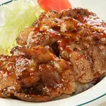 品尝熊本散养猪肉的美味。