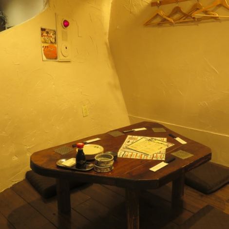 【プライベートな飲み会に】壁と暖簾で仕切られた空間なので、周りのお客様の視線を気にする事なく楽しめる飲み会を愉しめる半個室。上司のいる飲み会や合コン、大人女子会に人気のお席となっております。3名～8名様までご利用可能です。[天文館/飲み放題/貸切/宴会/魚/刺身/海鮮]