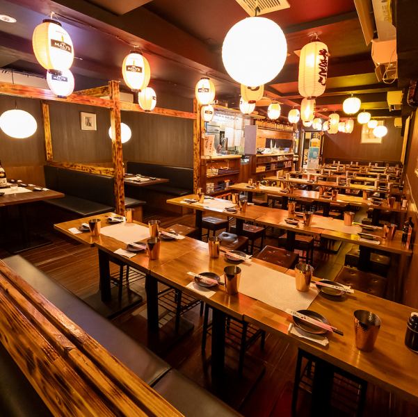 【150人収容可能！】さまざまな席が用意されており、グループの人数やシーンに合わせてご利用いただけます。居心地の良い照明と心地よい音楽が、くつろぎのひとときを演出します。美味しい料理とお酒を囲みながら、楽しい会話や笑顔が広がるテーブルフロアで、特別な時間をどうぞお楽しみくださいませ♪