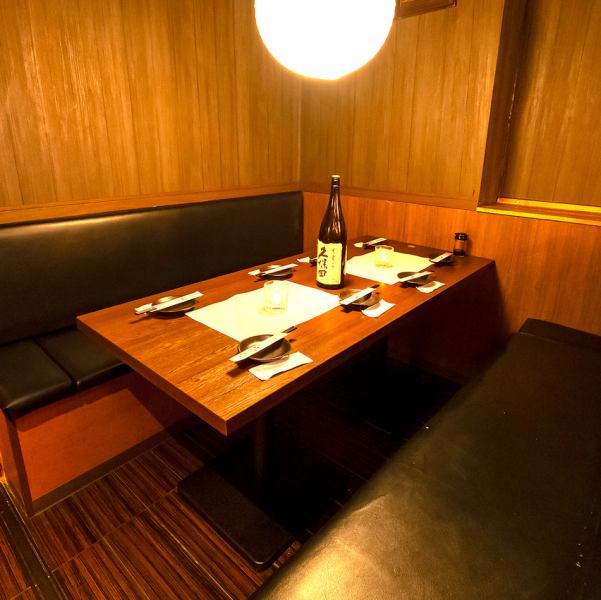 【喫煙可能の席♪】美味しい料理と楽しいひとときをお過ごしください。広々とした空間で、友人や家族、仲間との食事や会話がより楽しくなります。バラエティ豊かなメニューが揃っており、お好みに合わせて選ぶことができます。その他ソファー席もご用意しておりますのでリラックスした時間を楽しむことができます。