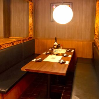 木の温もり溢れるゆったり空間♪間接照明の温もりを基調としたテーブル席がゆったりとリラックスできる空間を提供いたします。お食事はもちろん、飲み会や宴会、女子会などにも是非ご利用ください。