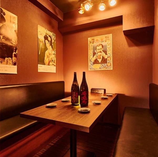 【10名様程度用の完全個室完備♪】周りを気にせずゆったりとお過ごしいただける個室空間をご用意しております。落ち着いた雰囲気の中で、友人同士の集まりやご家族でのお食事、会社のご宴会や打ち上げなどに最適です。バラエティ豊かな料理とともに、プライベート感あふれる空間で心地よい時間をお過ごしください。