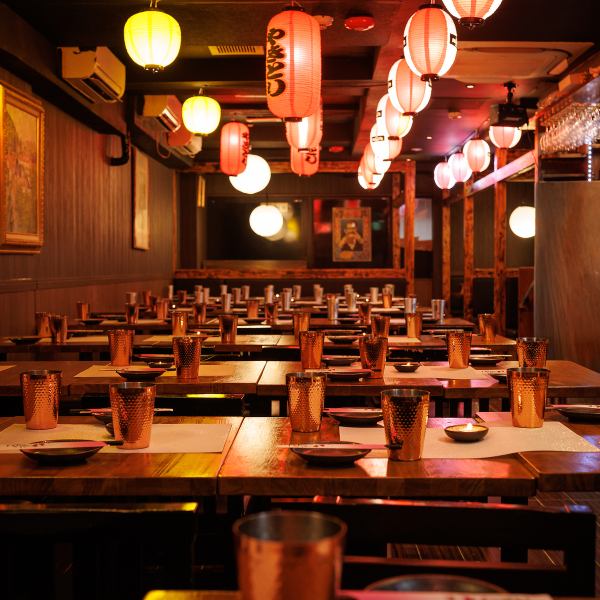 【150人収容可能!】さまざまな席が用意されており、グループの人数やシーンに合わせてご利用いただけます。居心地の良い照明と心地よい音楽が、くつろぎのひとときを演出します。美味しい料理とお酒を囲みながら、楽しい会話や笑顔が広がるテーブルフロアで、特別な時間をどうぞお楽しみくださいませ♪