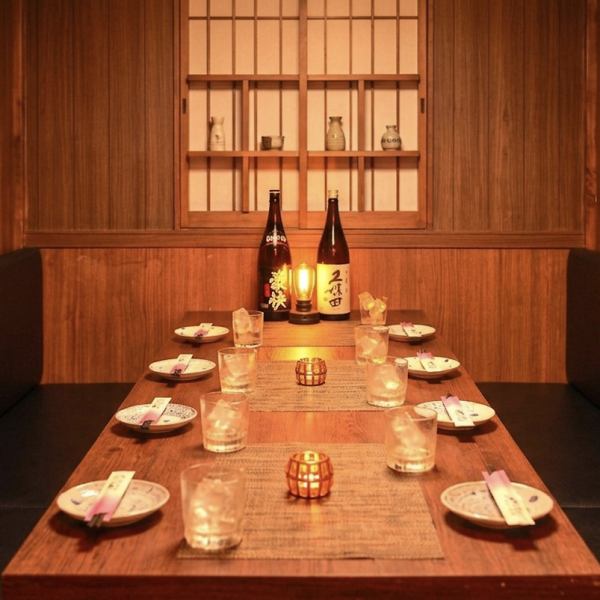 【10名様程度用の完全個室完備♪】周りを気にせずゆったりとお過ごしいただける個室空間をご用意しております。落ち着いた雰囲気の中で、友人同士の集まりやご家族でのお食事、会社のご宴会や打ち上げなどに最適です。バラエティ豊かな料理とともに、プライベート感あふれる空間で心地よい時間をお過ごしください。