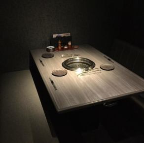 【18名様～30名様】貸切利用を承っております。各種ご宴会やグループでのお集まりに最適な空間をご提供いたします。皆さまでゆったりと快適にお過ごしいただけます。ご希望やご質問がございましたら、お気軽にお問い合わせください。※貸切は各テーブル個室のため、各テーブルに分かれて着席いただく形になります。