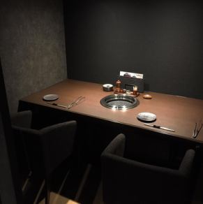 【2名様個室】落ち着いた雰囲気のテーブル席でゆっくり過ごせ、特別なデートや記念日にも最適。静かな空間で大切な時間をお楽しみいただけます。周囲を気にせず会話を楽しみたいお二人に最適です。ゆとりある時間をどうぞ。