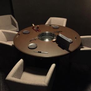 【5名～6名様個室】5名～6名様個室は、円卓を囲んで自然と会話が弾む落ち着いた空間です。上質で心地よい雰囲気の中、ゆったりと大切な時間をお過ごしいただけます。会食や接待、記念日など多彩なシーンにご利用いただけます。