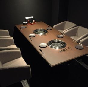 【6名～7名様個室】上質な設えとゆとりのある席配置が生む、洗練されたプライベート空間。大人数でもゆっくりと会話をお楽しみいただけ、ご宴会やご会食にも最適です。時を忘れる心地よいひとときを、ぜひ当個室でお過ごしください。