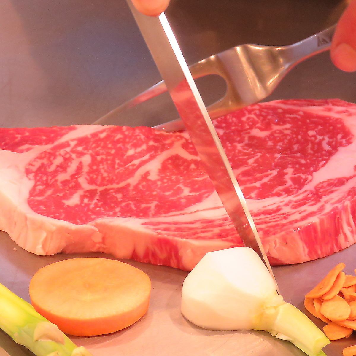 请品尝柜台前铁板上烤制的精选上等和牛牛肉！