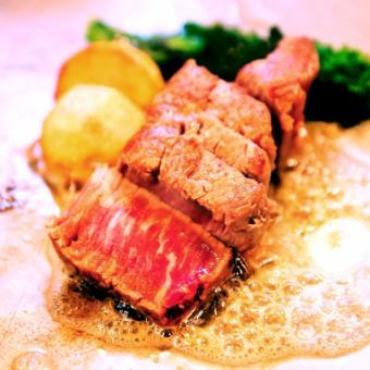「肉类套餐」包括极品A5雌性和牛西冷牛排在内的7道菜品⇒10,000日元（含税）