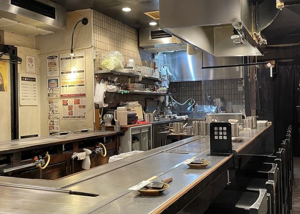 □■20年以上続く老舗のお好み焼屋■□“コの字”型のカウンター席となっており、お一人様でのサク飯も◎デートやご夫婦でもよくご利用頂いております◇鉄板上で焼き上げる音と、ソースの香りが漂い、食欲をそそります♪お気軽にお立ち寄り下さい♪