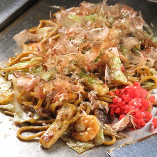 質、量も大満足の鉄板料理◇野菜とソースがよく絡み食べ応え十分な4大メインの1つ「焼そば/980円(税込)～」